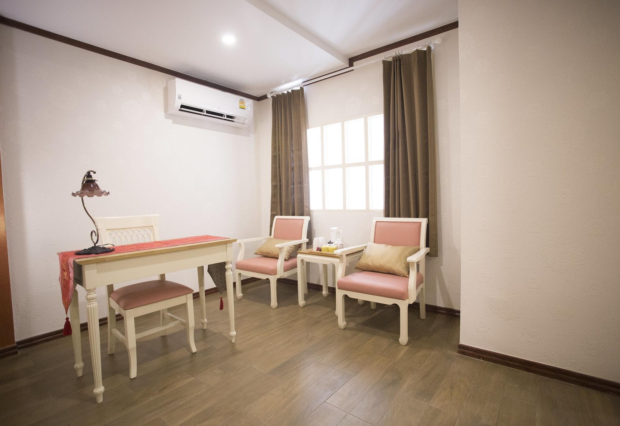 J&Y Hotel Latphrao 35 Bangkok Exterior photo